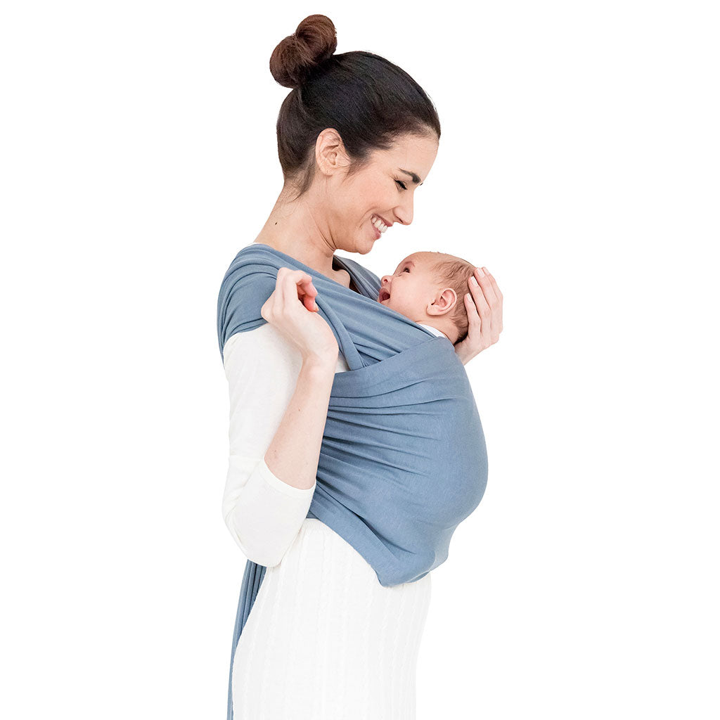 Fascia portabebè mhug Bamboo Wrap Grey color carta da zucchero in morbidissima fibra 100% bamboo naturale indossata da modella con neonato in posizione canguro in ripresa trequarti