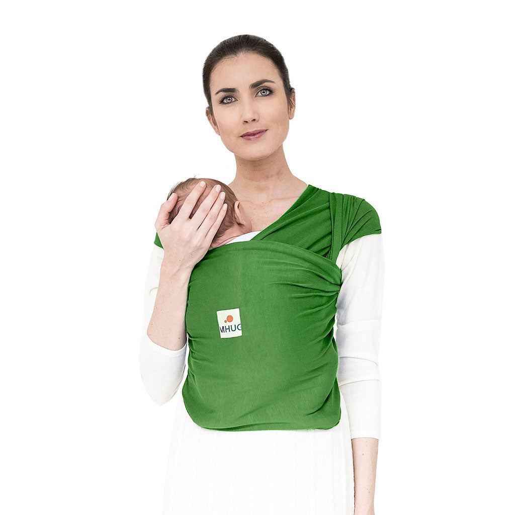 Fascia portabebè mhug Bamboo Wrap Kiwi color verde in morbidissima fibra 100% bamboo naturale indossata da modella con neonato in posizione canguro in ripresa frontale
