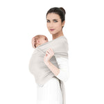 Fascia portabebè mhug Bamboo Wrap Milki color latte in morbidissima fibra 100% bamboo naturale indossata da modella con bambina di due mesi circa in posizione canguro in ripresa laterale