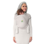 Fascia portabebè mhug Bamboo Wrap Milki color latte in morbidissima fibra 100% bamboo naturale indossata da modella âgé con bambina di sei mesi circa in posizione canguro in ripresa frontale
