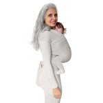 Fascia portabebè mhug Bamboo Wrap Milki color latte in morbidissima fibra 100% bamboo naturale indossata da modella âgé con bambina di sei mesi circa in posizione canguro in ripresa laterale