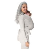 Fascia portabebè mhug Bamboo Wrap Milki color latte in morbidissima fibra 100% bamboo naturale indossata da modella âgé con bambina di sei mesi circa in posizione canguro in ripresa laterale