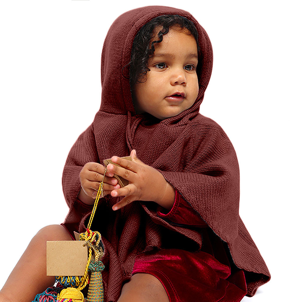 Mhug Poncho lana merino di colore castagna indossato da bebè di 10 mesi circa dettaglio del cappuccio