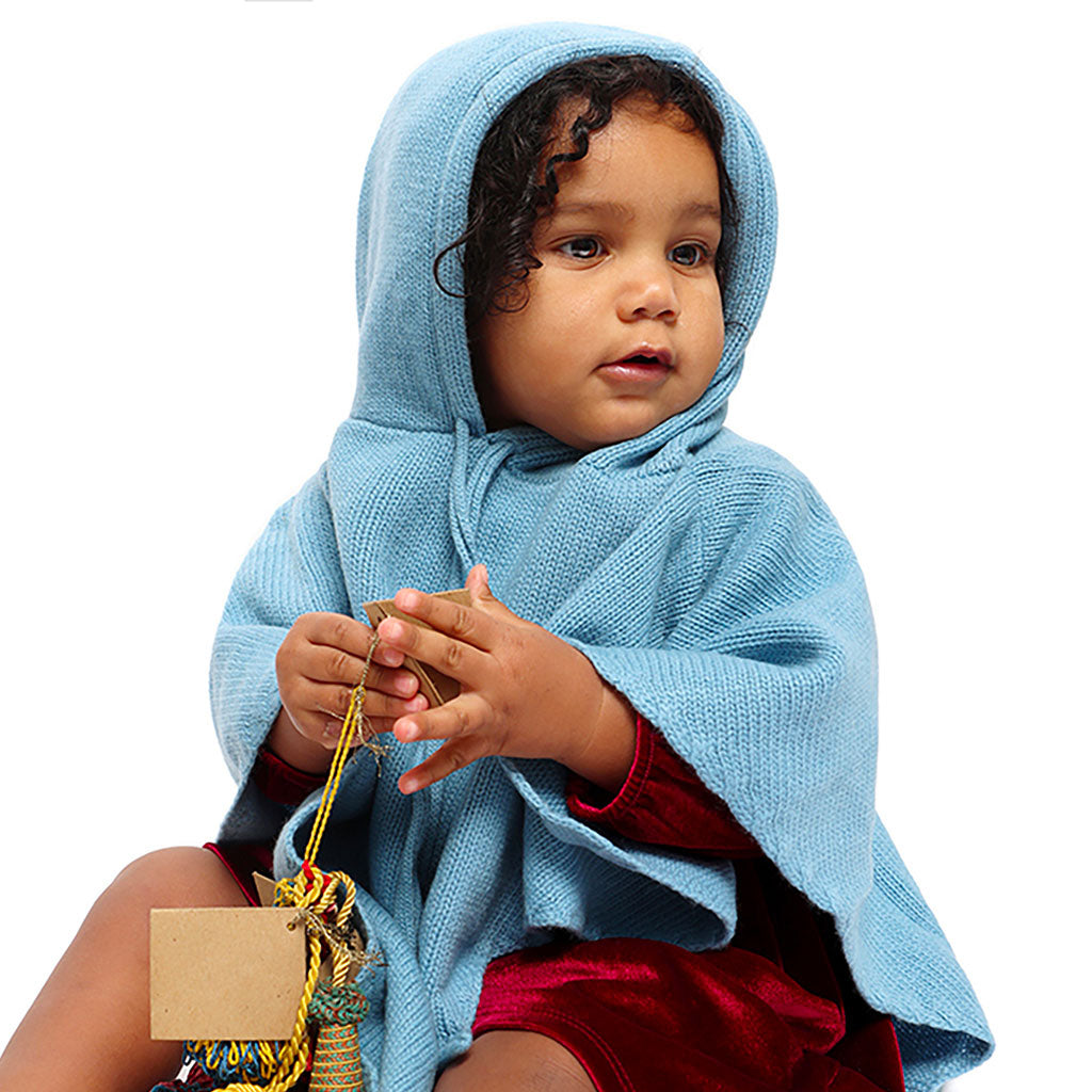 Mhug Poncho Misto Cachemire di colore carta da zucchero indossato da bebè di 10 mesi circa dettaglio del cappuccio