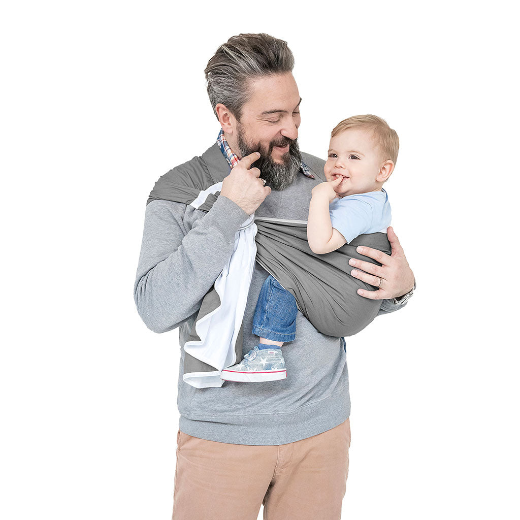 Mhug Sling Japan indossata da modello sul fianco con bebè di 12 mesi circa