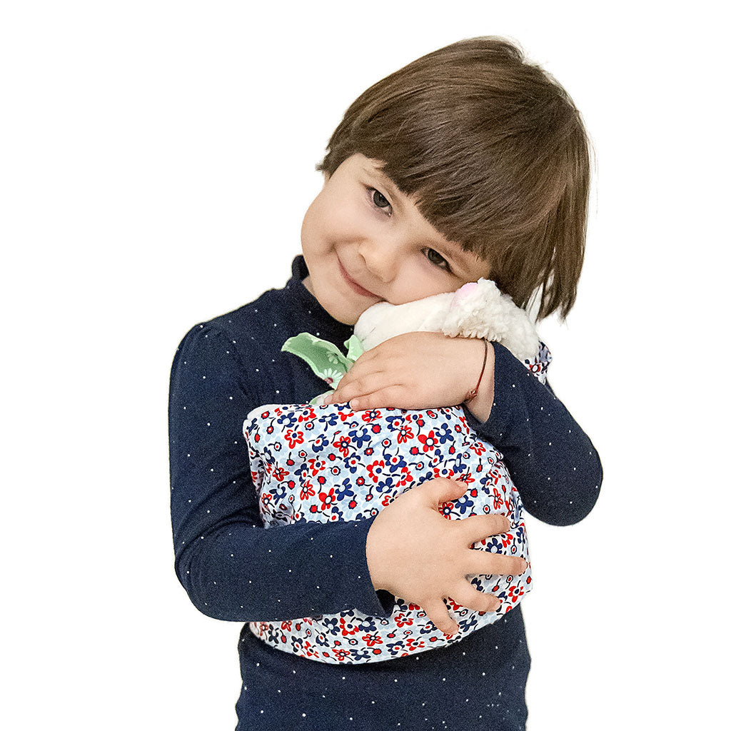 Mhug Sling toys indossata da bambina con orsetto peluche bianco