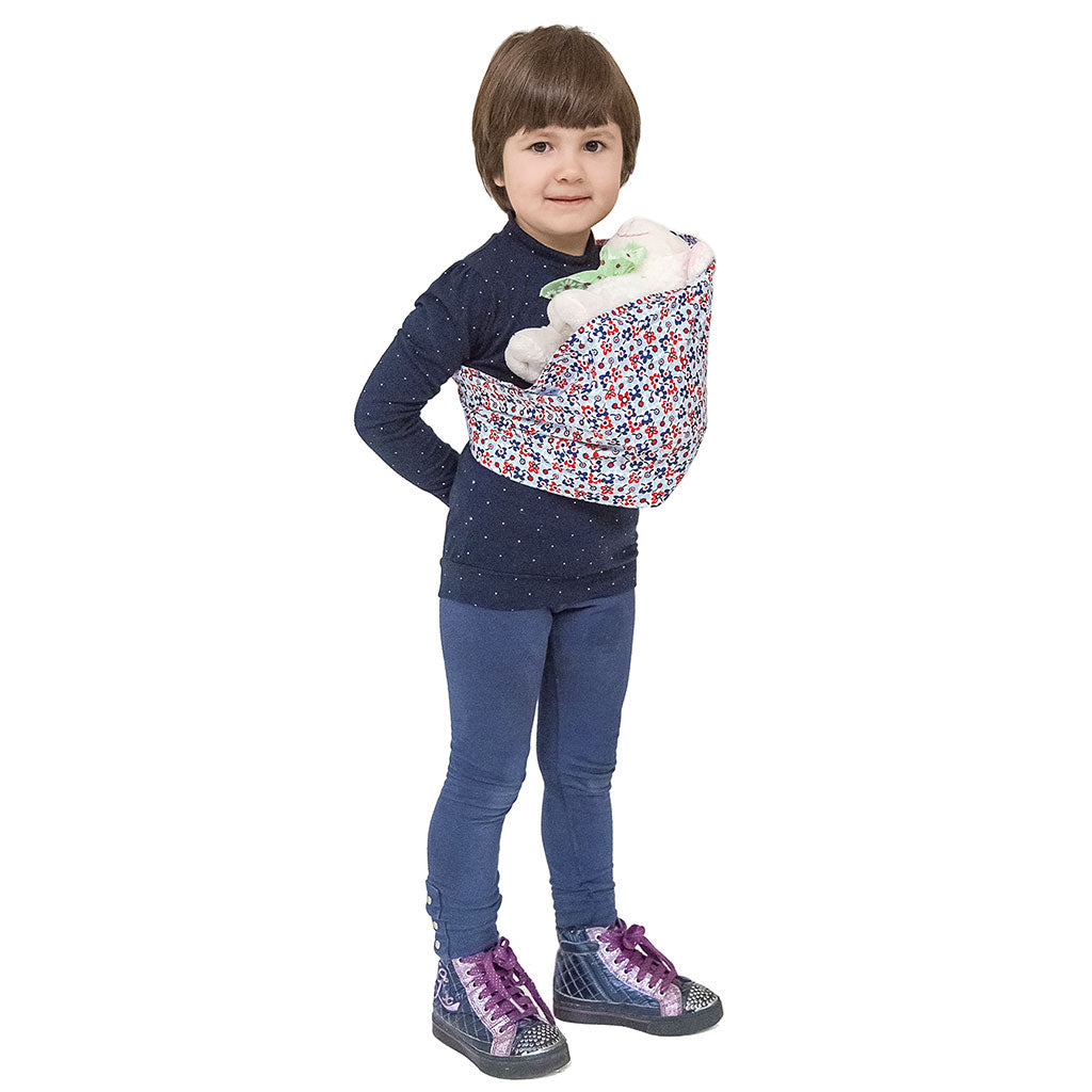 Mhug Sling toys indossata da bambina con orsetto peluche bianco