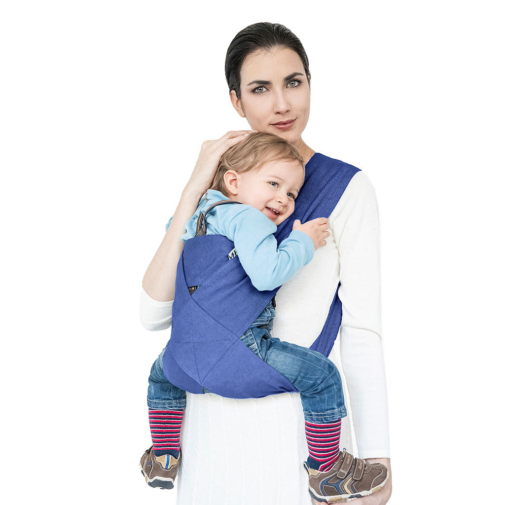 Portabebè Mhug London XL colore Blu Cina si indossa in un solo gesto come una T-shirt indossato da modella con bambino di circa quattordici mesi correttamente seduto in posizione a m visione frontale di trequarti