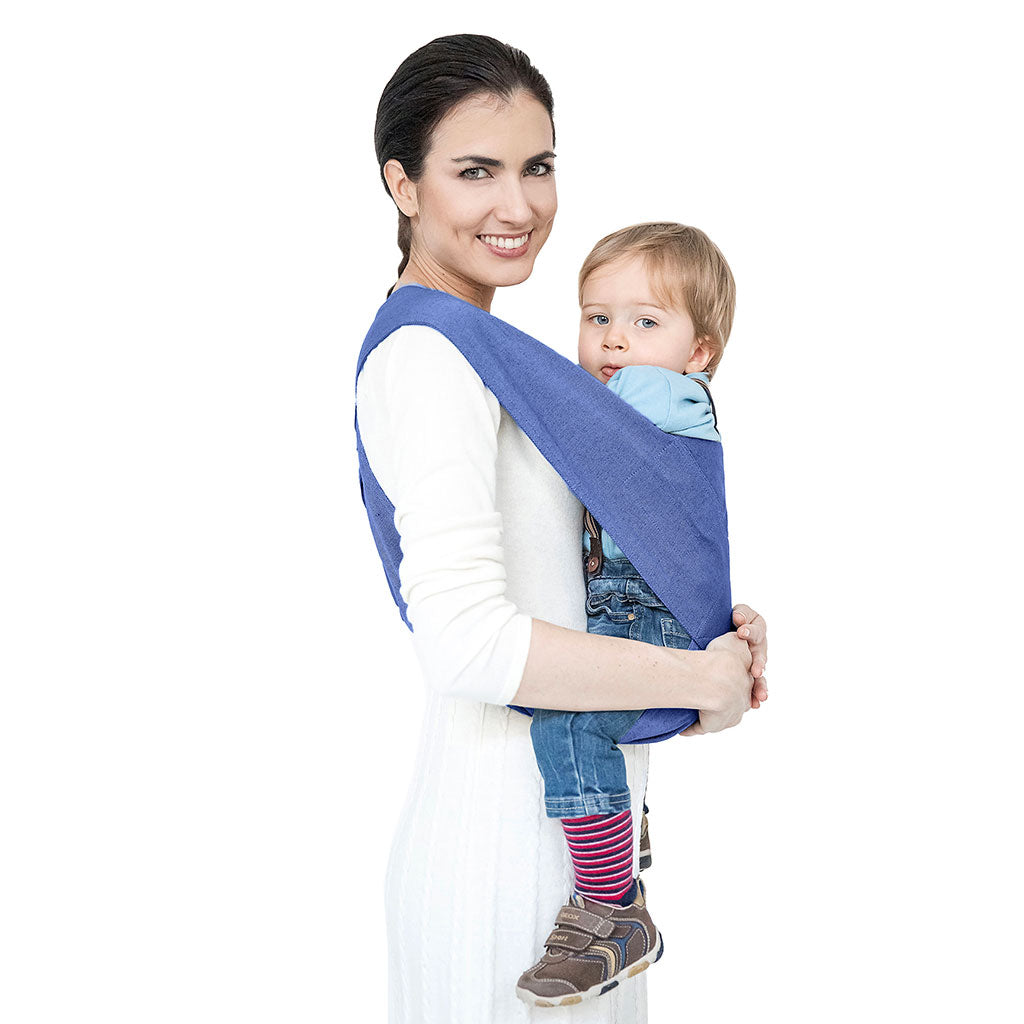 Portabebè Mhug London XL colore Blu Cina si indossa in un solo gesto come una T-shirt indossato da modella con bambino di circa quattordici mesi correttamente seduto in posizione a m visione visione laterale