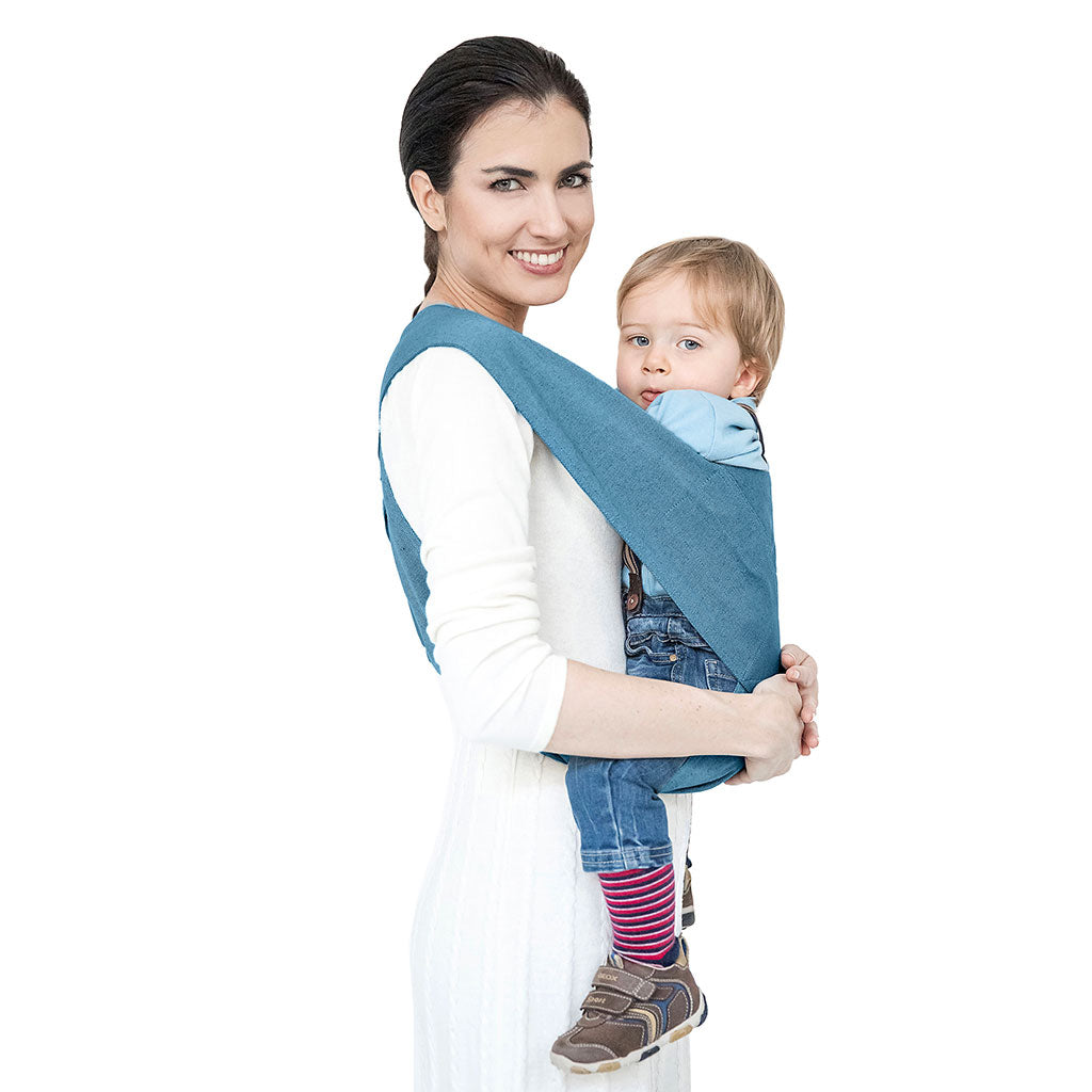 Portabebè Mhug Mikonos colore Carta da zucchero si indossa in un solo gesto come una T-shirt indossato da modella con bambino di circa quattordici mesi correttamente seduto in posizione a m visione frontale di trequarti