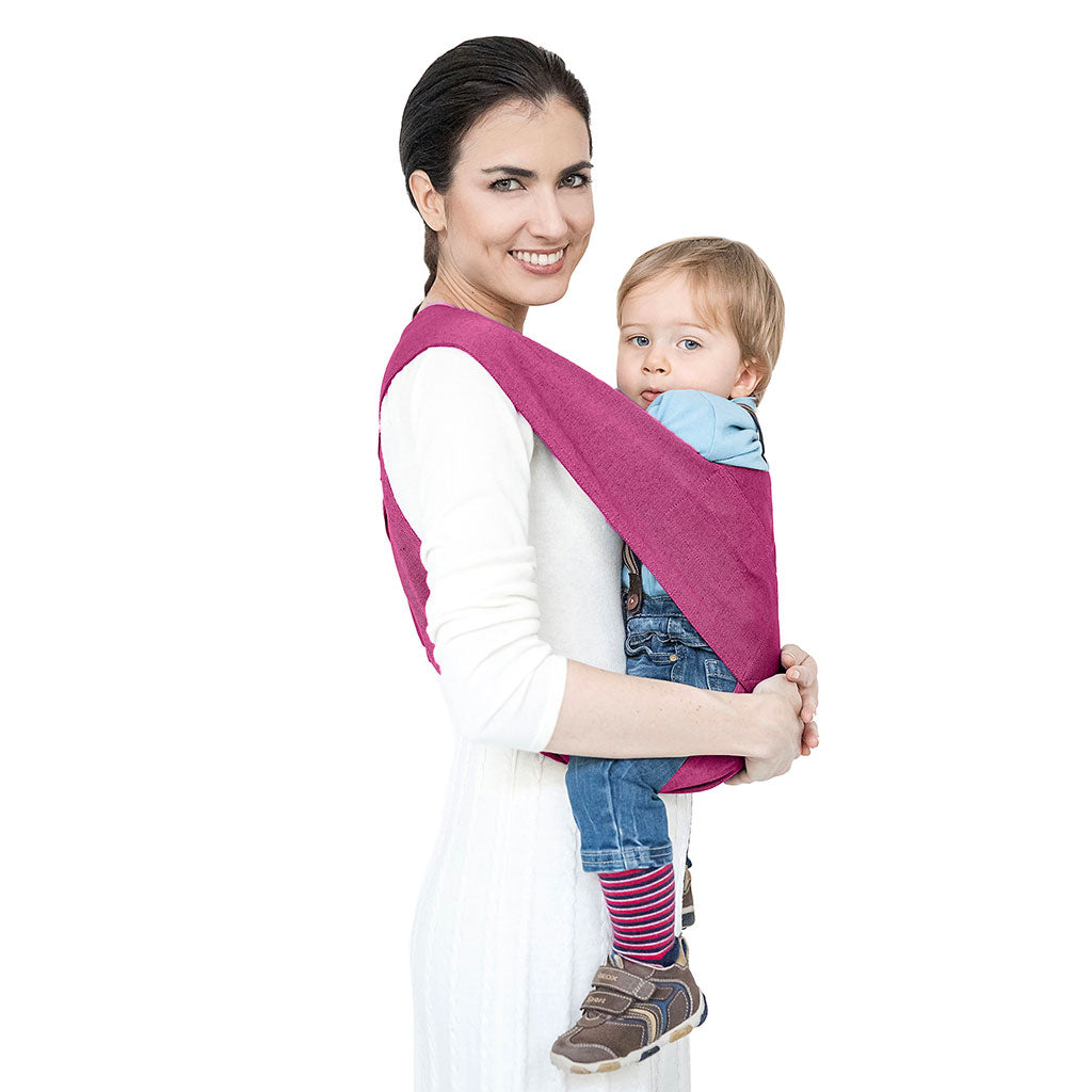 Portabebè Mhug Travel St. Moritz colore Fucsia si indossa in un solo gesto come una T-shirt indossato da modella con bambino di circa quattordici mesi correttamente seduto in posizione a m visione visione laterale