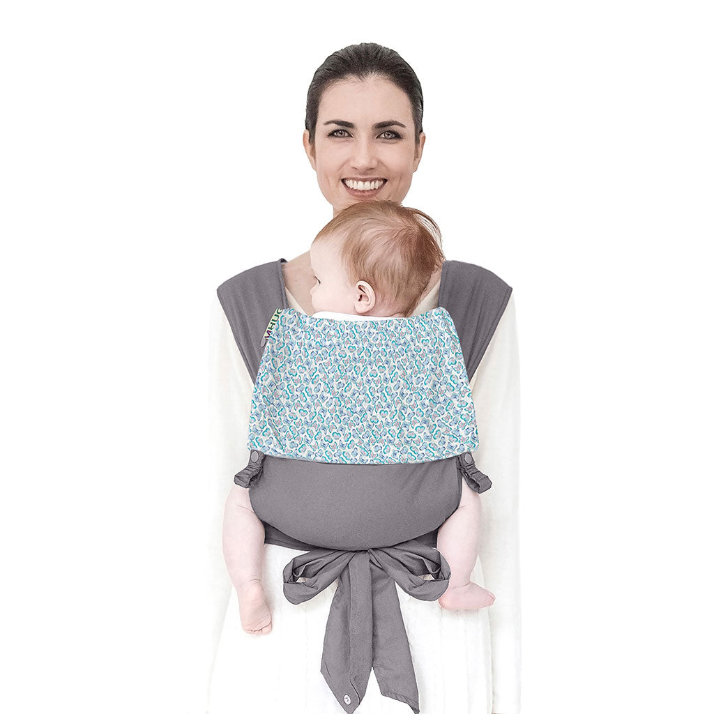 portabebè mhug mei tai collezione fantasia modello Jungle fondo di base grigio con bavero fantasia farfalle bianche e azzurre bottoni a pressione grigi indossato da modella con bambina di sei mesi circa in posizione canguro in ripresa frontale