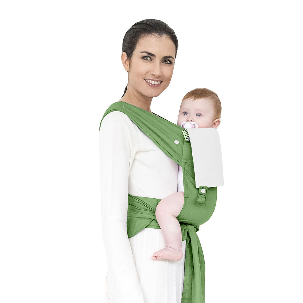 portabebè mhug mei tai collezione Bicolore modello Hope fondo di base verde mela con bavero bianco bottoni a pressione bianchi indossato da modella con bambina di sei mesi circa in posizione canguro in ripresa trequarti