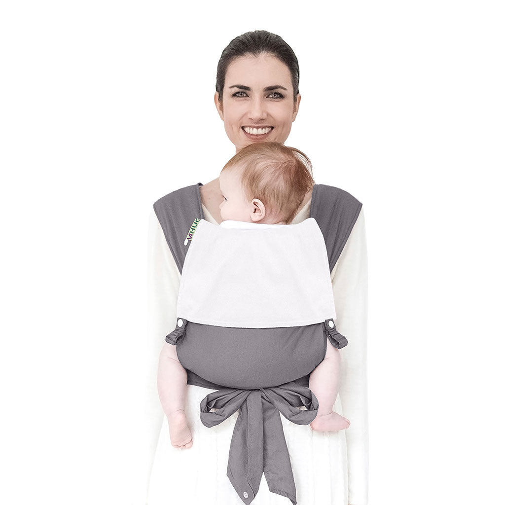 portabebè mhug mei tai collezione Bicolore modello Japan fondo di base grigio con bavero bianco bottoni a pressione bianchi indossato da modella con bambina di sei mesi circa in posizione canguro in ripresa frontale
