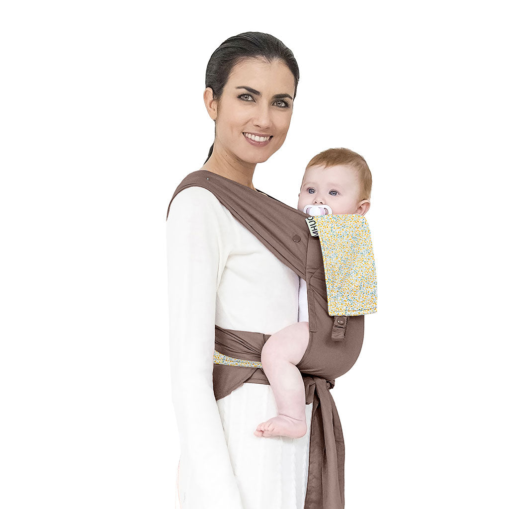 portabebè mhug mei tai collezione fantasia modello Yellow Romantic fondo di base tortora con bavero fantasia fiorellini gialli bottoni a pressione tortora indossato da modella con bambina di sei mesi circa in posizione canguro in ripresa frontale