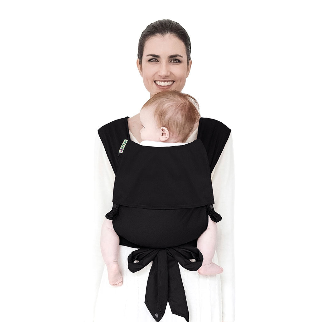 portabebè mhug mei tai collezione Monocolore modello Blak fondo bavero e bottoni a pressione nero indossato da modella con bambina di sei mesi circa in posizione canguro in ripresa frontale