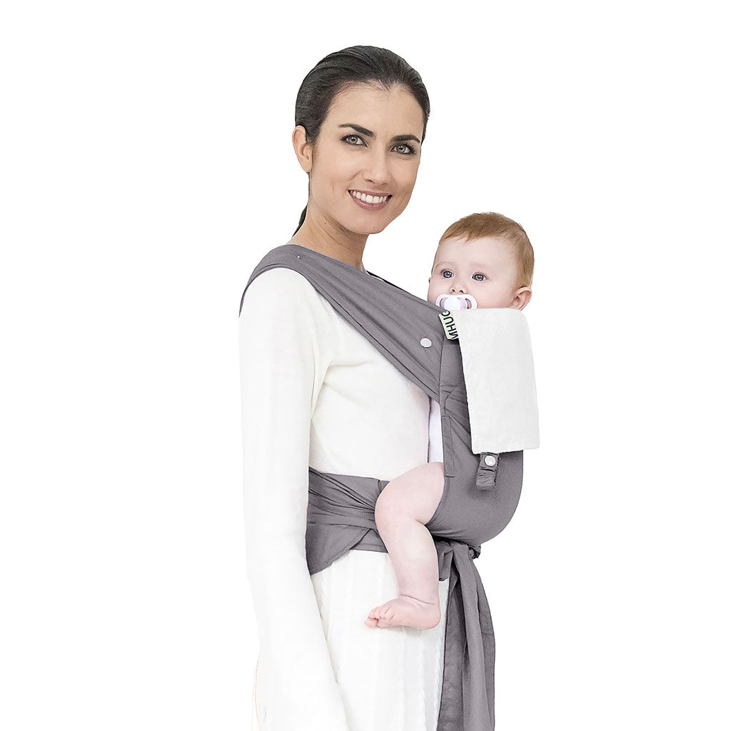 portabebè mhug mei tai collezione Bicolore modello Japan fondo di base grigio con bavero bianco bottoni a pressione bianchi indossato da modella con bambina di sei mesi circa in posizione canguro in ripresa trequarti
