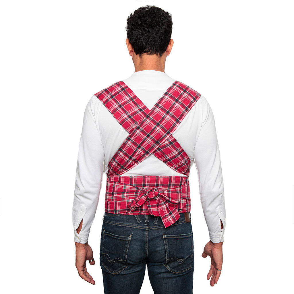 portabebè mhug mei tai collezione fantasia modello Total Scottish fondo di base rossa con righe nere bottoni a pressione neri indossato da modello con bambina di due mesi circa in posizione canguro in ripresa retro dettaglio incrocio spallacci