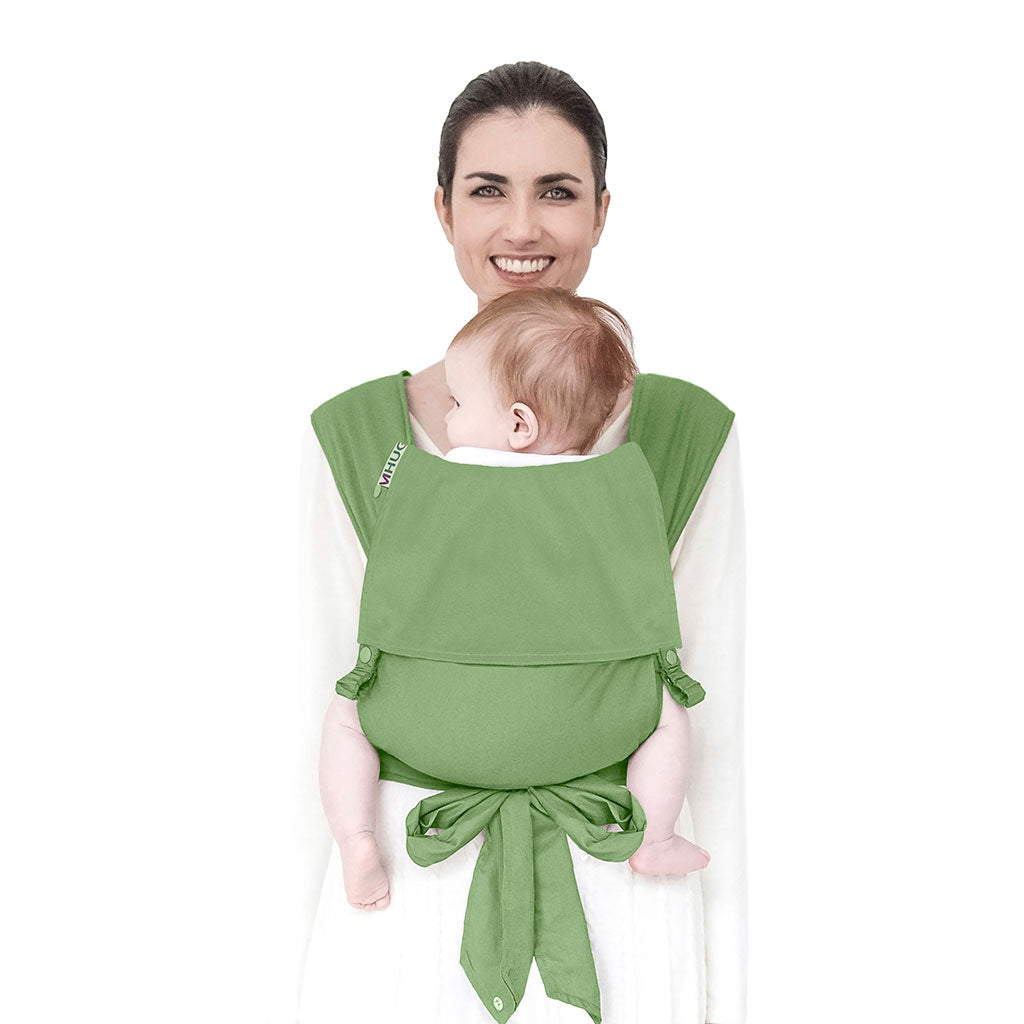 portabebè mhug mei tai collezione Monocolore modello Green Tea fondo bavero e bottoni a pressione verde mela indossato da modella con bambina di sei mesi circa in posizione canguro in ripresa frontale