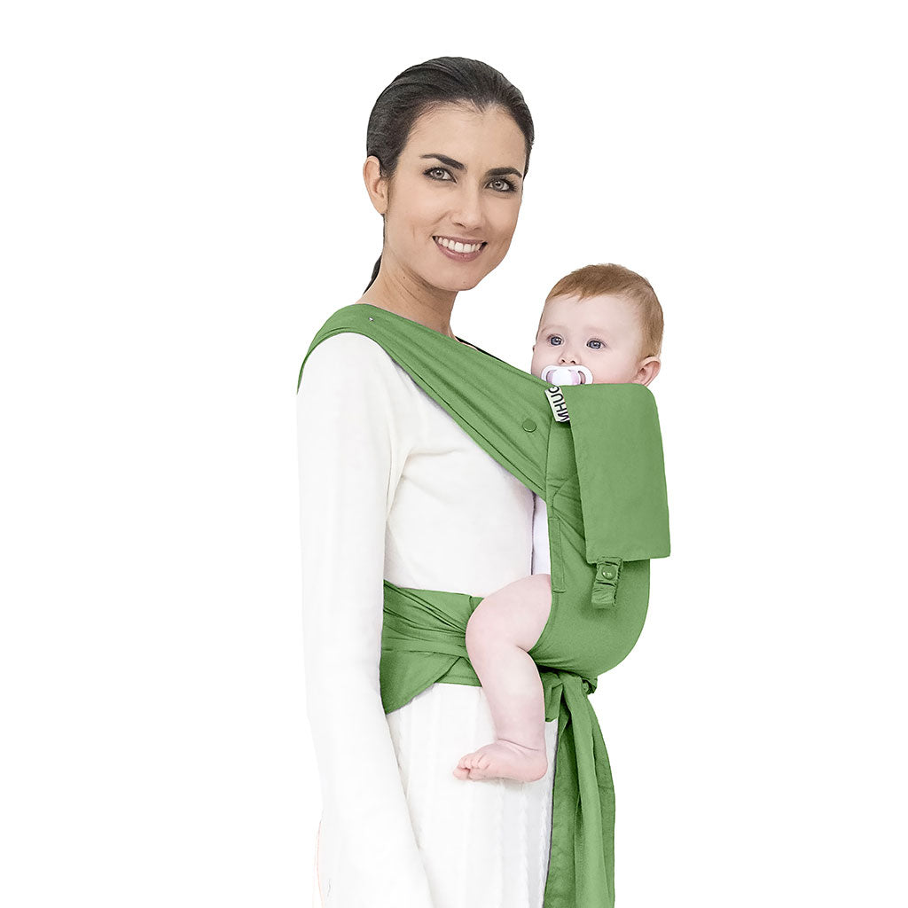 portabebè mhug mei tai collezione Monocolore modello Green Tea fondo bavero e bottoni a pressione verde mela indossato da modella con bambina di sei mesi circa in posizione canguro in ripresa trequarti