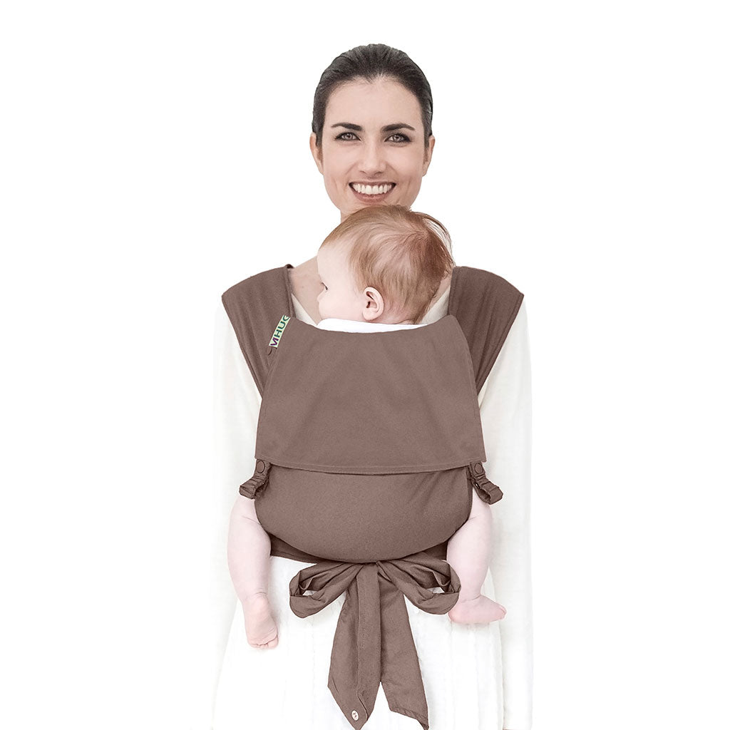 portabebè mhug mei tai collezione Monocolore modello Sandy fondo bavero e bottoni a pressione tortora indossato da modella con bambina di sei mesi circa in posizione canguro in ripresa frontale