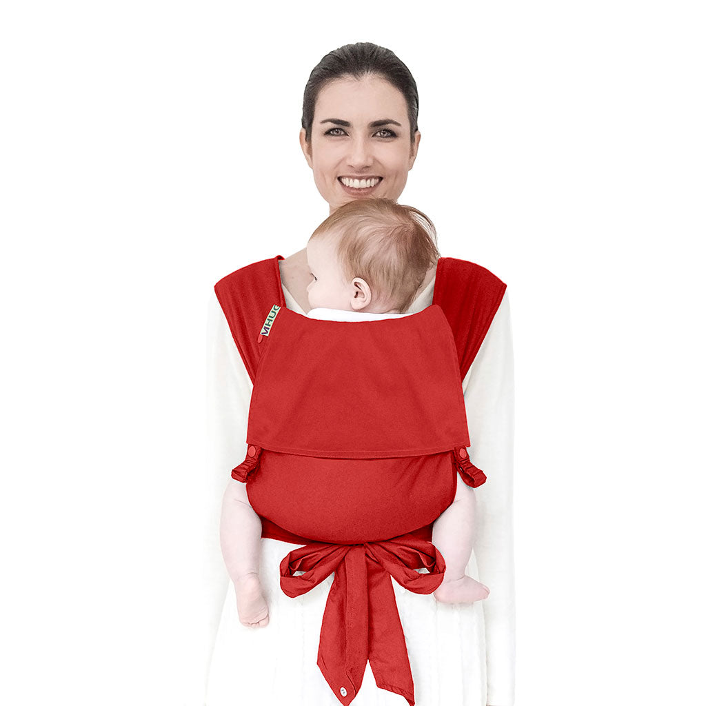portabebè mhug mei tai collezione Monocolore modello Strawberry fondo bavero e bottoni a pressione rossi indossato da modella con bambina di sei mesi circa in posizione canguro in ripresa frontale