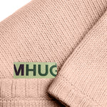 dettaglio logo mhug copertina in lana merino e cachemire di colore cipria
