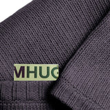 dettaglio logo mhug copertina in lana merino e cachemire di colore prugna