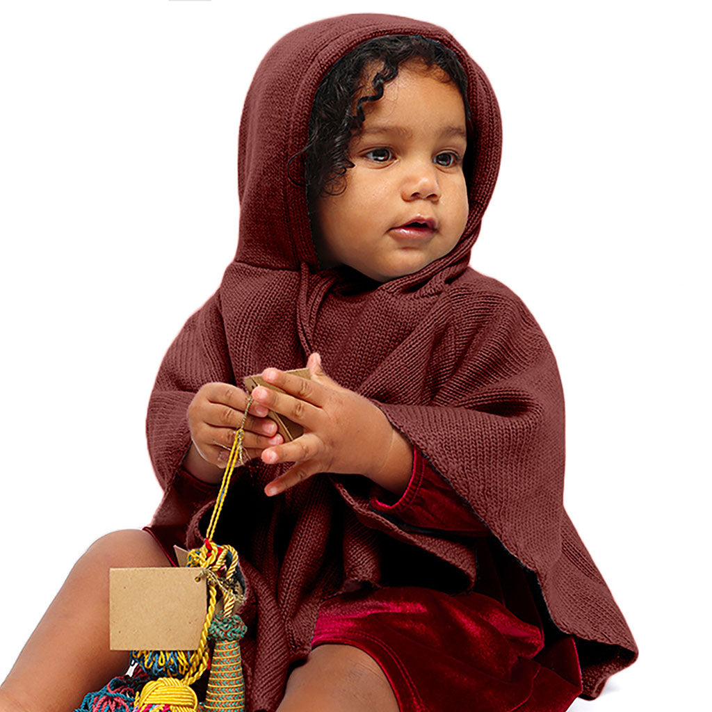 Mhug Poncho lana merino di colore castagna indossato da bebè di 10 mesi circa dettaglio del cappuccio 