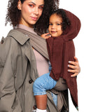 Modella che indossa portabebè MEI TAI Sandy con bambina di 10 mesi circa che indossa Mhug Poncho in lana merino di colore castagna 