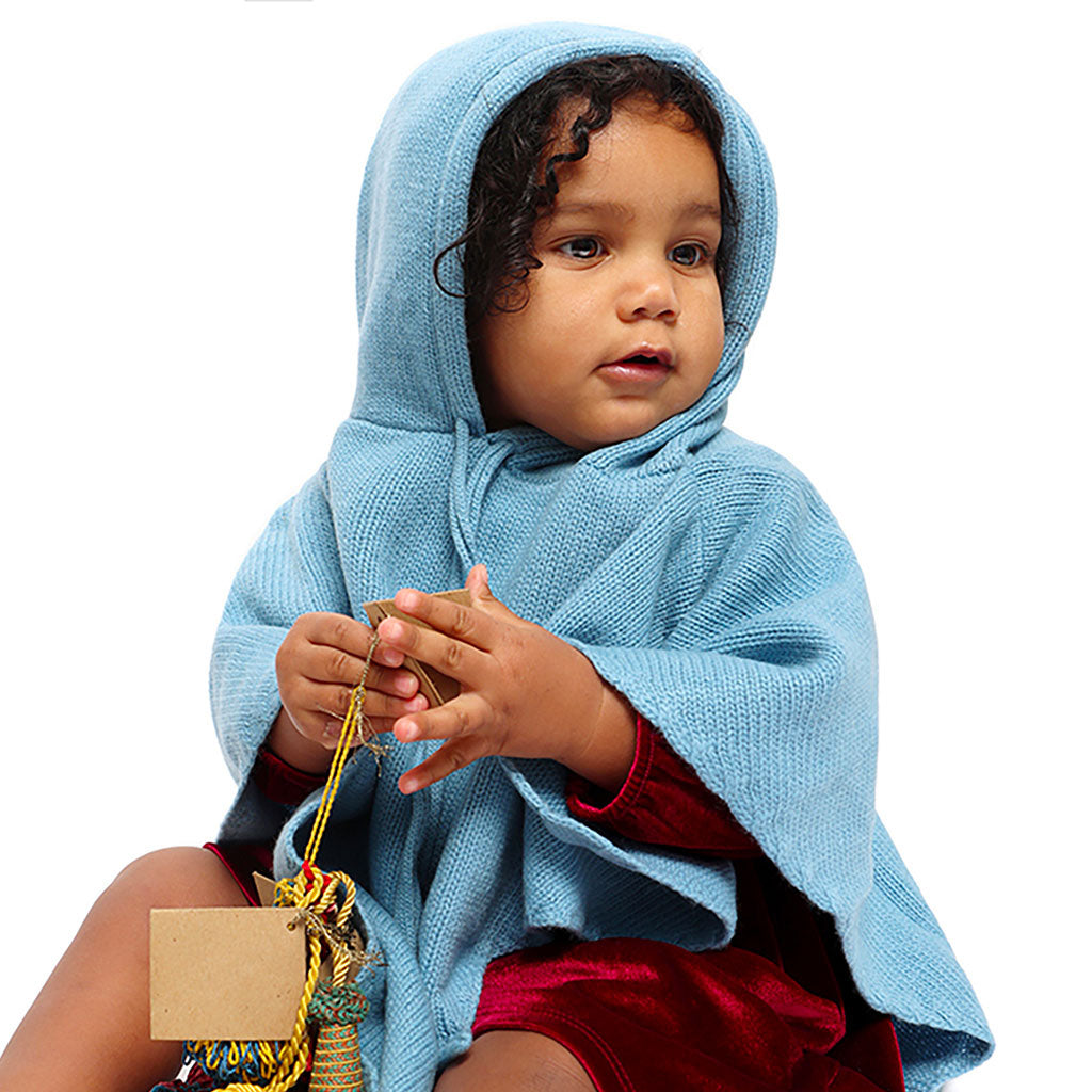 Mhug Poncho Misto Cachemire di colore carta da zucchero indossato da bebè di 10 mesi circa dettaglio del cappuccio 