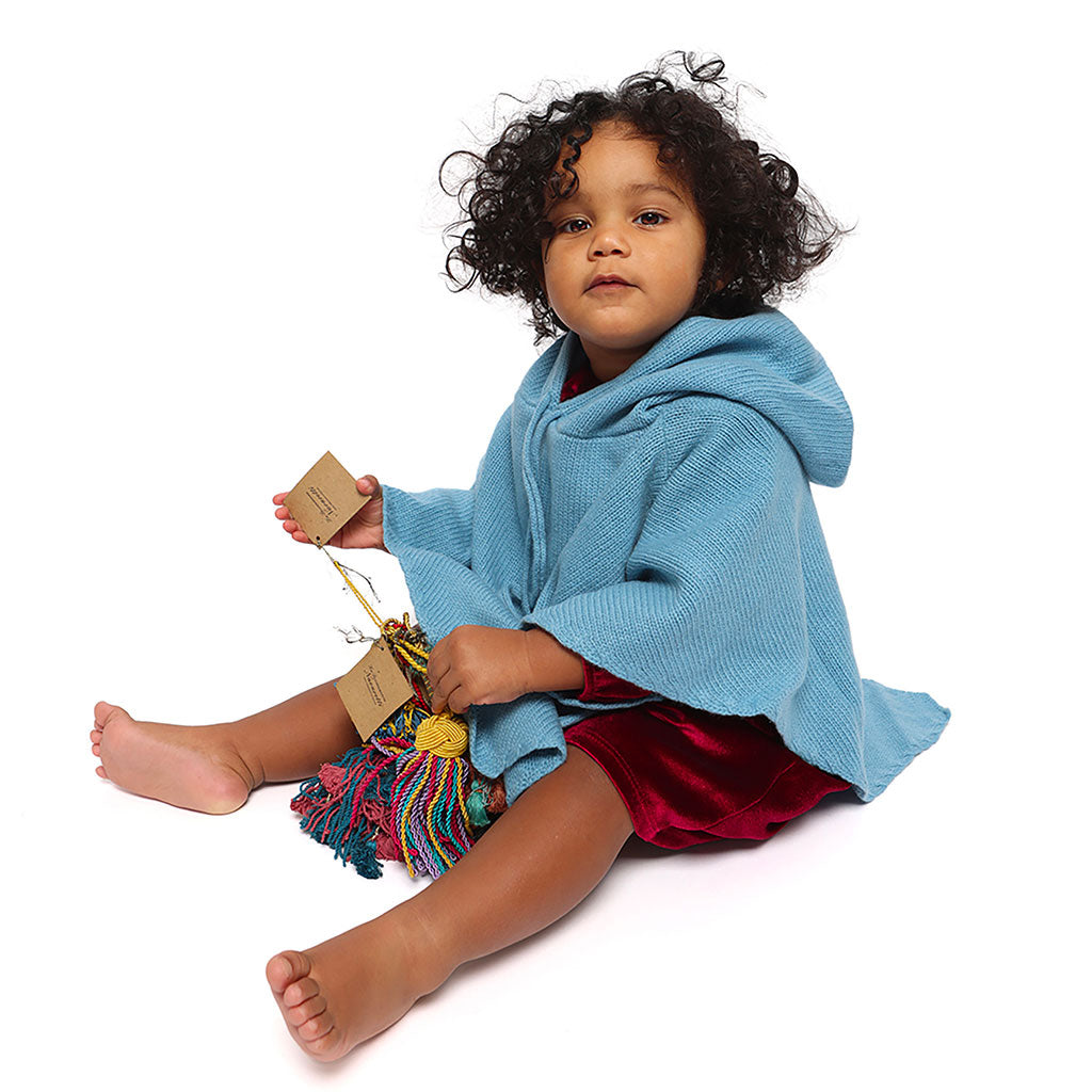 Mhug Poncho Misto Cachemire di colore carta da zucchero indossato da bebè di 10 mesi circa