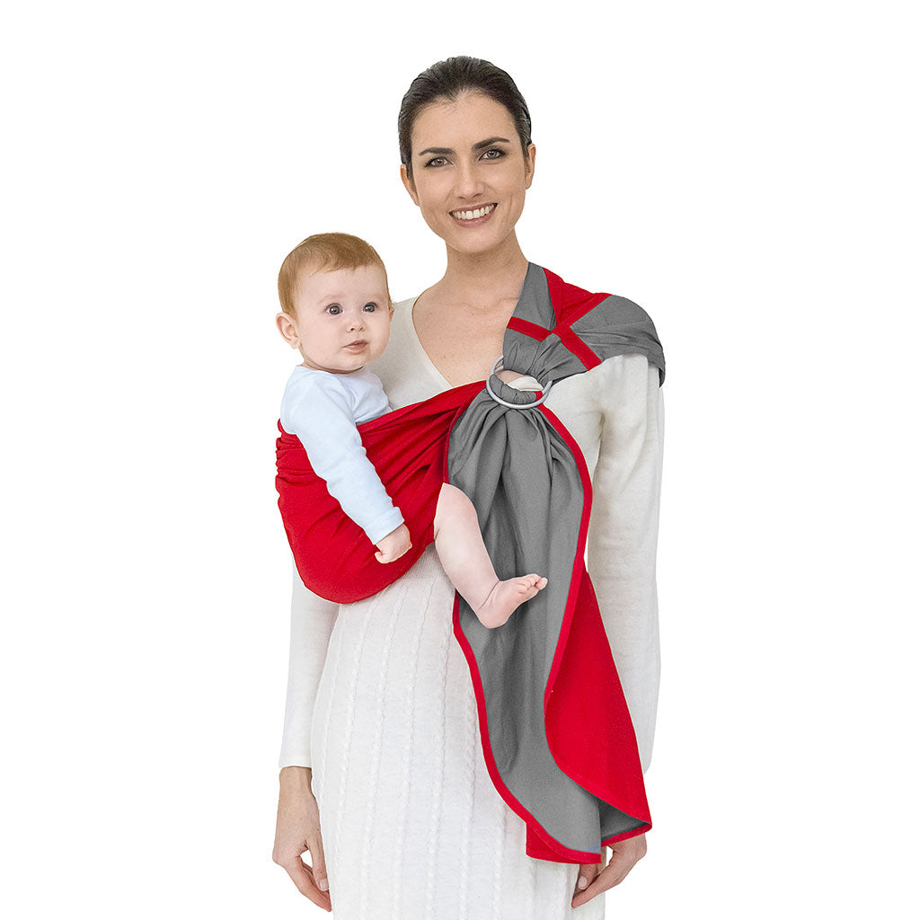 Mhug Sling Redchic indossata dalla modella sul fianco con bebè di sei mesi circa