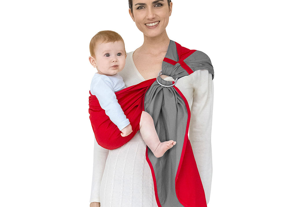 Mhug Sling Redchic indossata dalla modella sul fianco con bebè di sei mesi circa