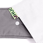 portabebè mhug mei tai collezione Bicolore modello Japan fondo di base grigio con bavero bianco bottoni a pressione bianchi dettaglio del bottone e del logo