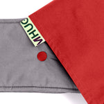 portabebè mhug mei tai collezione Bicolore modello Redchic fondo di base grigio con bavero rosso bottoni a pressione rossi dettaglio del bottone e del logo