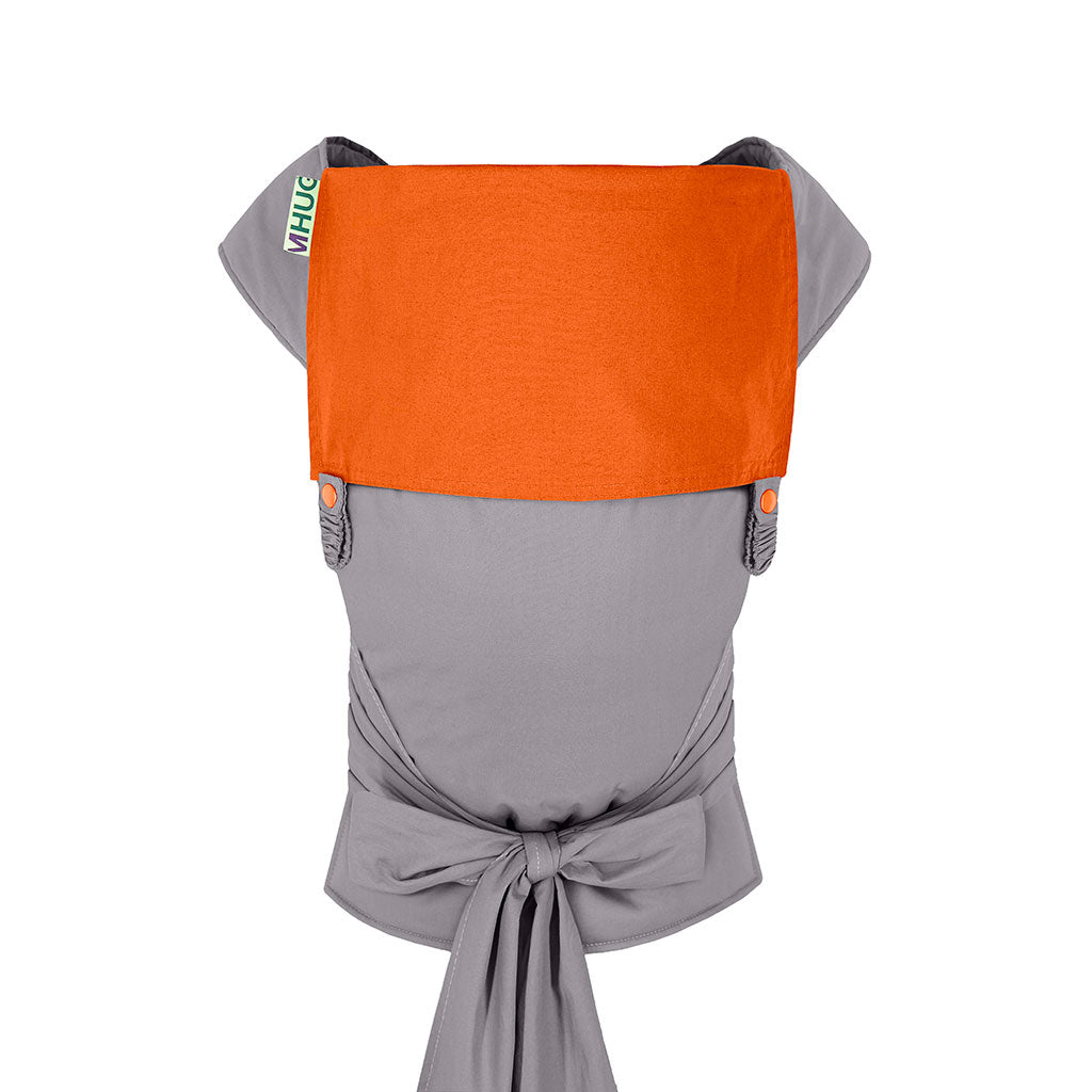 portabebè mhug mei tai collezione Bicolore modello Sunny fondo di base grigio con bavero arancione bottoni a pressione arancioni visione totale frontale del portabebè