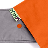 portabebè mhug mei tai collezione Bicolore modello Sunny fondo di base grigio con bavero arancione bottoni a pressione arancioni dettaglio del bottone e del logo