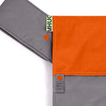 portabebè mhug mei tai collezione Bicolore modello Sunny fondo di base grigio con bavero arancione bottoni a pressione arancioni dettaglio imbottitura degli spallacci