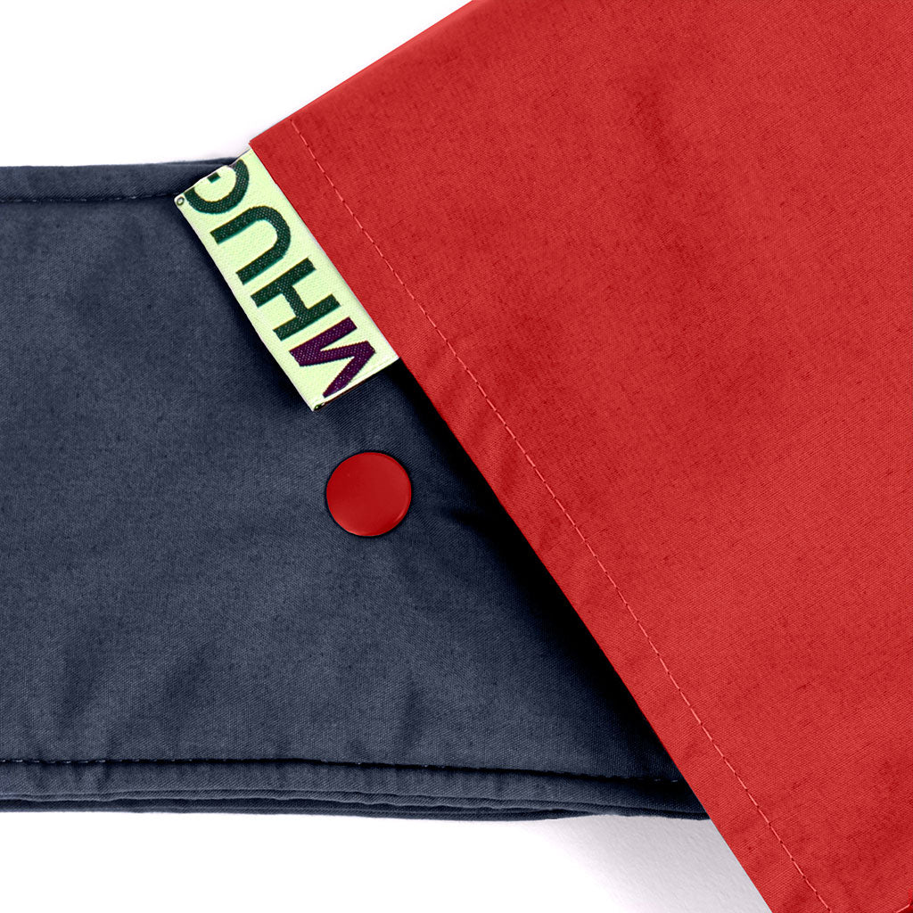 portabebè mhug mei tai collezione Bicolore modello  Yankee fondo di base blu con bavero rosso bottoni a pressione rossi dettaglio del bottone e del logo