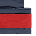 portabebè mhug mei tai collezione Bicolore modello  Yankee fondo di base blu con bavero rosso bottoni a pressione rossi dettaglio imbottitura della base del pannello