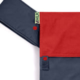 portabebè mhug mei tai collezione Bicolore modello Yankee fondo di base blu con bavero rosso bottoni a pressione rossi dettaglio imbottitura degli spallacci